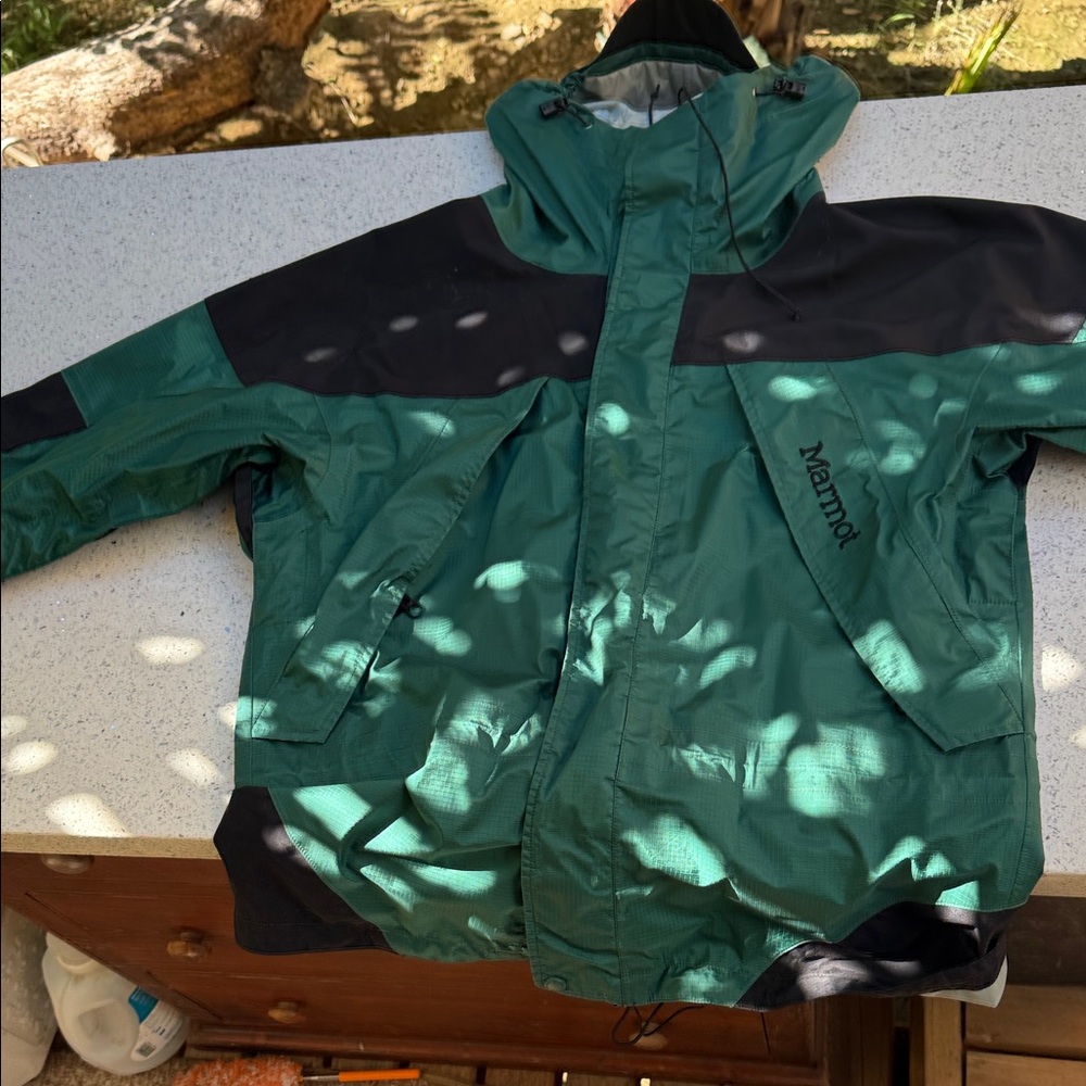Marmot Mens Lg. Forest Green and Black Raincoat